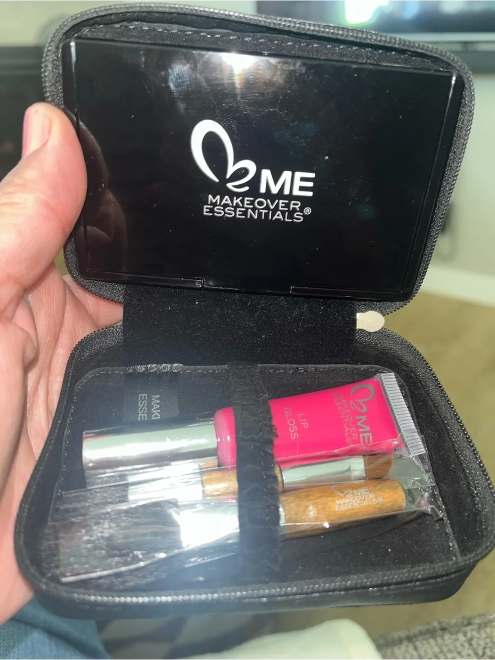 New Makeover Essentials 8 Eyeshadows With Brushes And Hot Pink Lipgloss